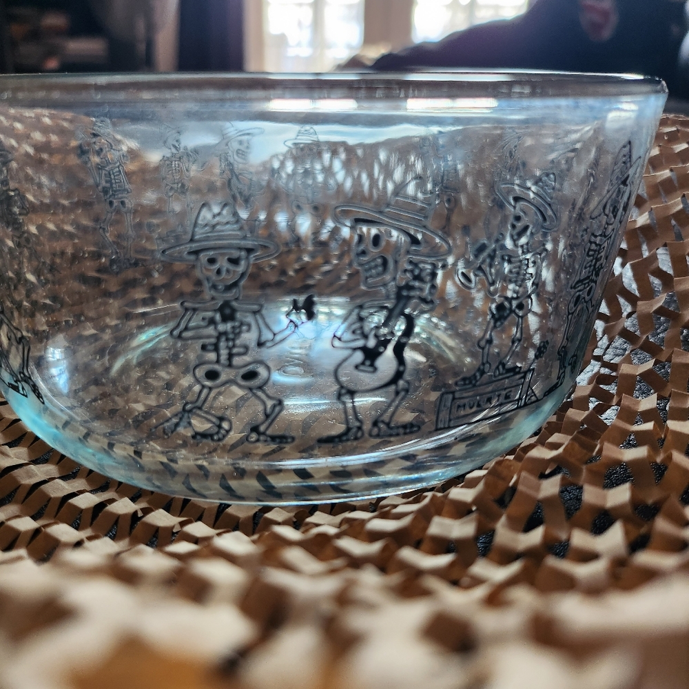 NWOT PYREX Day of The Dead 4 Cup Glass Bowl Container - Picture 2 of 4